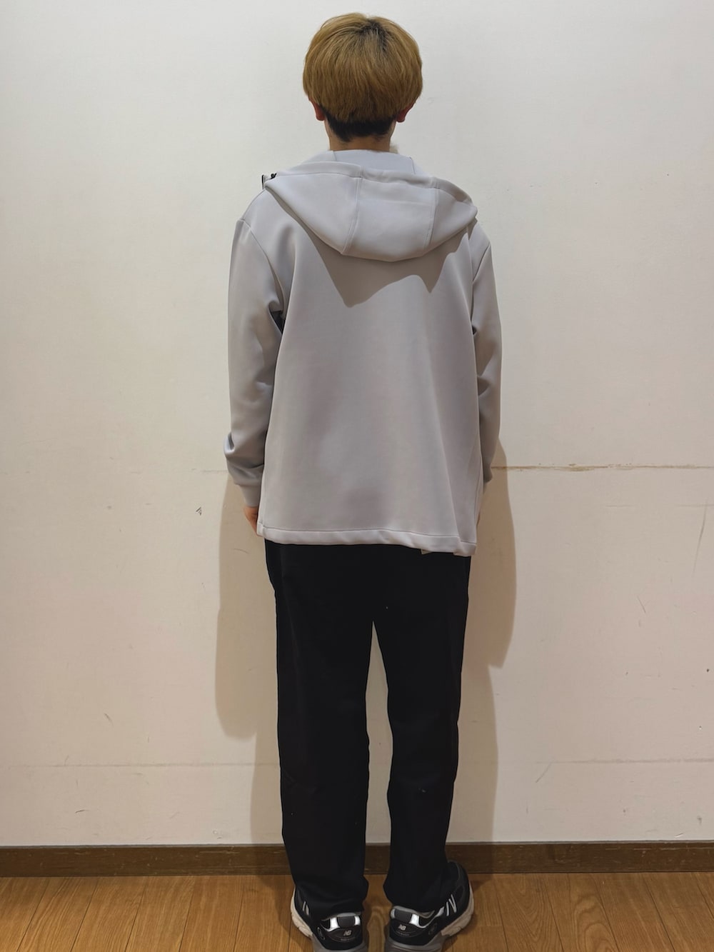 ブラック系のその他パンツ、ピンク系のスウェット、グレー系のパーカーを着用したメンズの春コーディネートの3枚目の写真