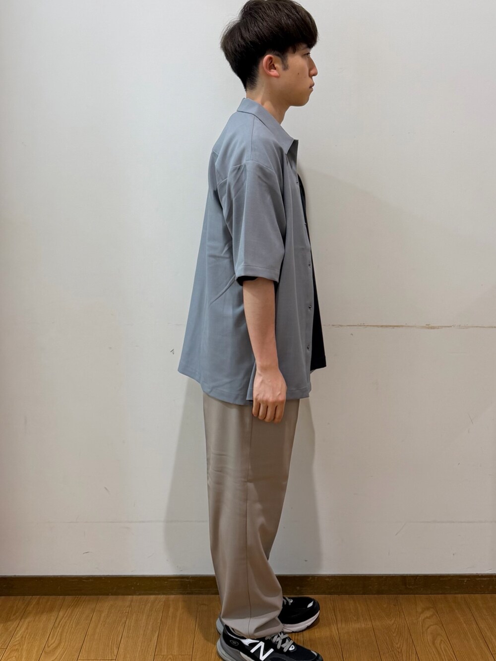 ベージュ系のその他パンツ、グレー系のシャツ/ブラウス、ブラック系のTシャツ/カットソーを着用したメンズの夏コーディネートの2枚目の写真