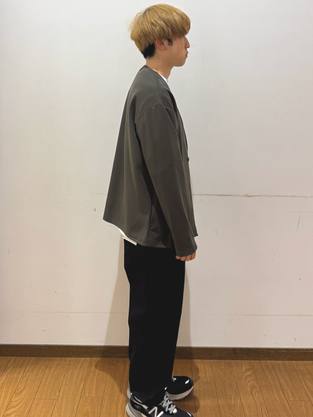 ブラック系のその他パンツ、グリーン系のノーカラージャケット、ホワイト系のスウェットを着用したメンズの春コーディネートの2枚目の写真