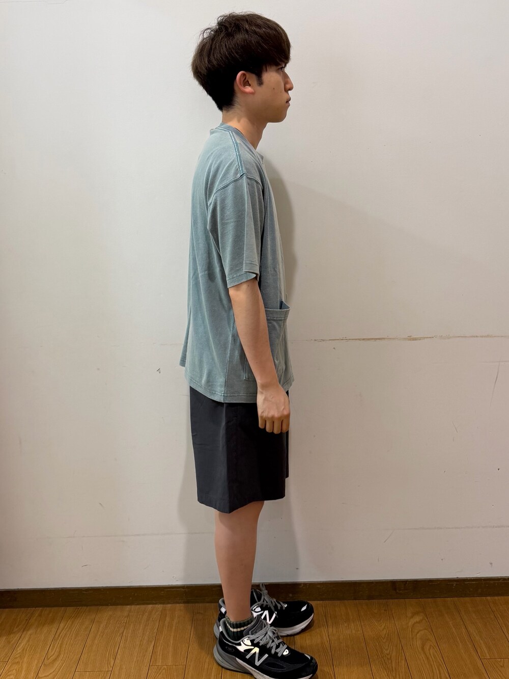 ブラック系のその他パンツ、グリーン系のTシャツ/カットソーを着用したメンズの夏コーディネートの2枚目の写真
