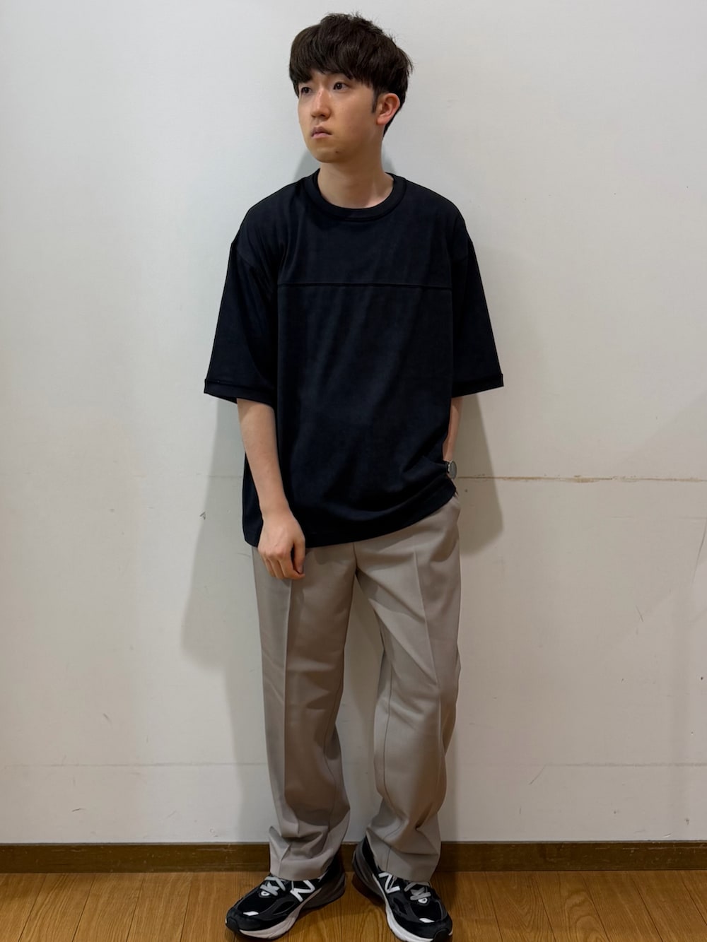 ベージュ系のその他パンツ、グレー系のシャツ/ブラウス、ブラック系のTシャツ/カットソーを着用したメンズの夏コーディネートの4枚目の写真