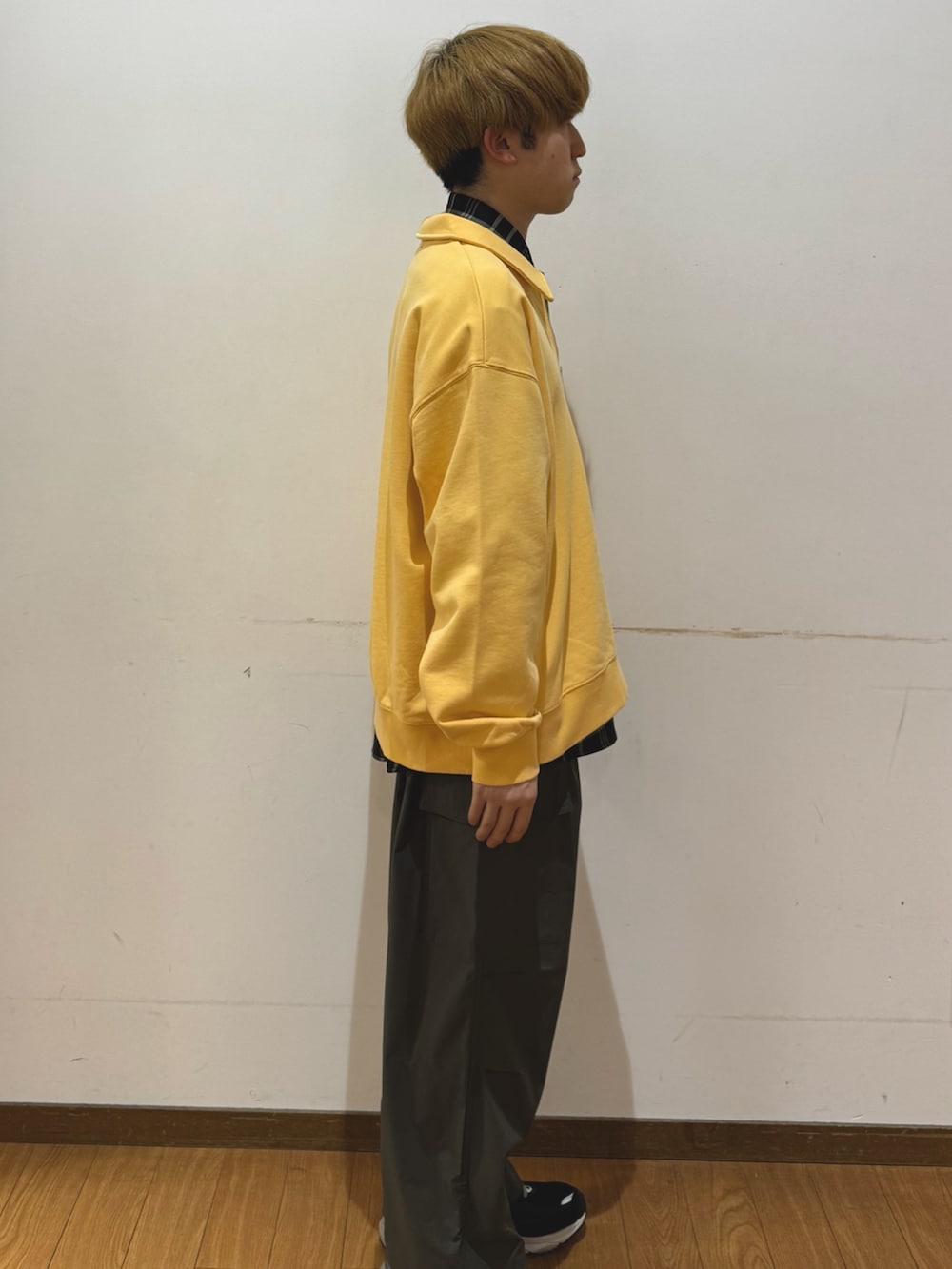 イエロー系のスウェット、ブラック系のシャツ/ブラウス、グリーン系のその他パンツを着用したメンズの春コーディネートの2枚目の写真