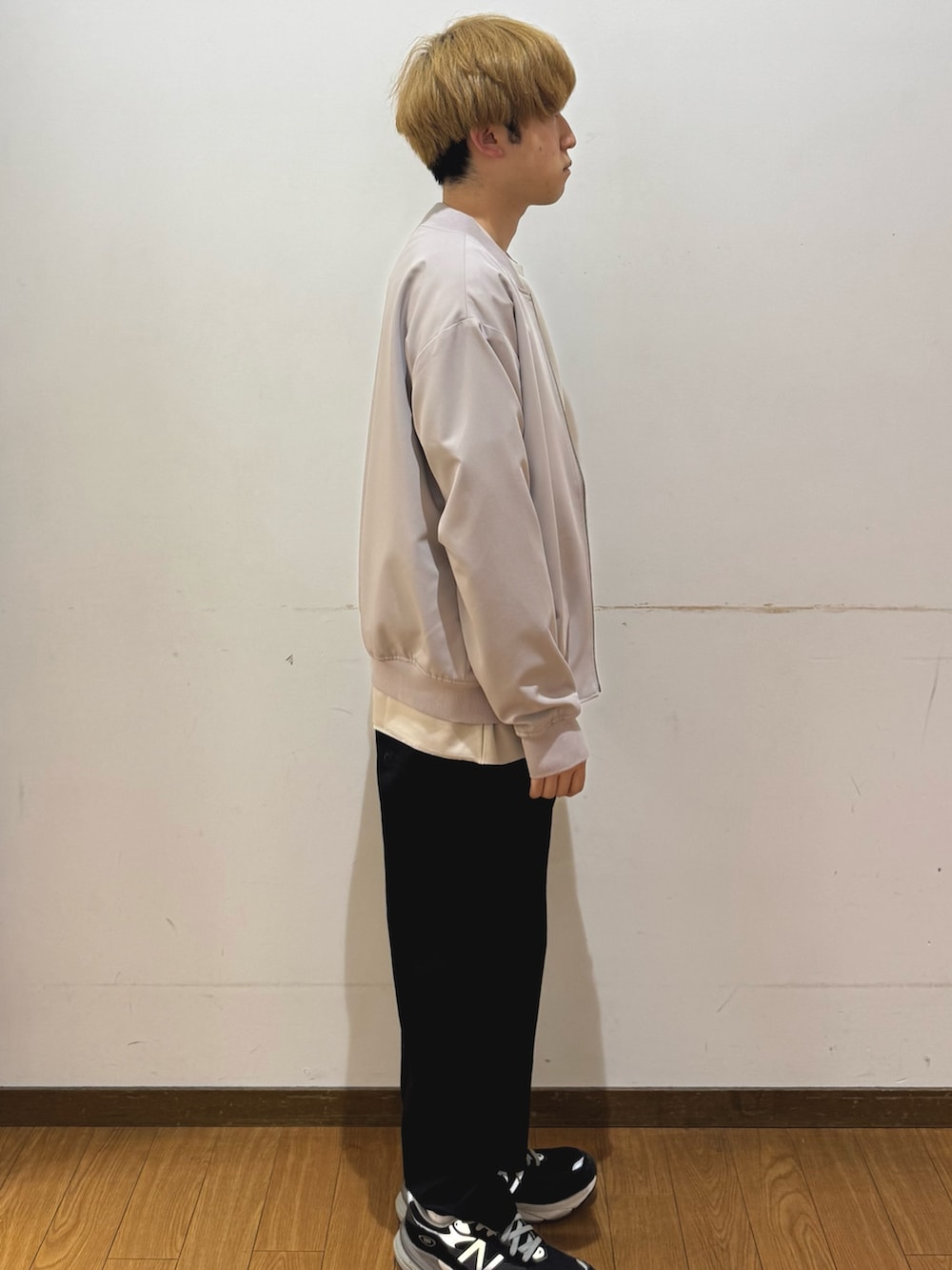 ブラック系のその他パンツ、ベージュ系のブルゾン、ベージュ系のTシャツ/カットソーを着用したメンズの春コーディネートの2枚目の写真