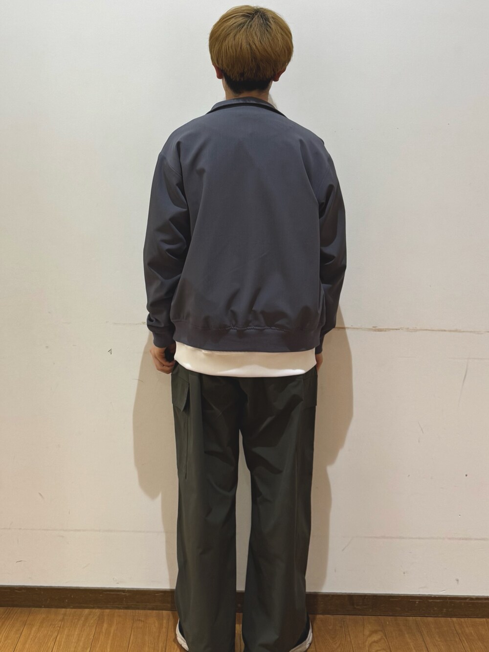 グリーン系のその他パンツ、グレー系のブルゾン、ホワイト系のスウェットを着用したメンズの春コーディネートの3枚目の写真