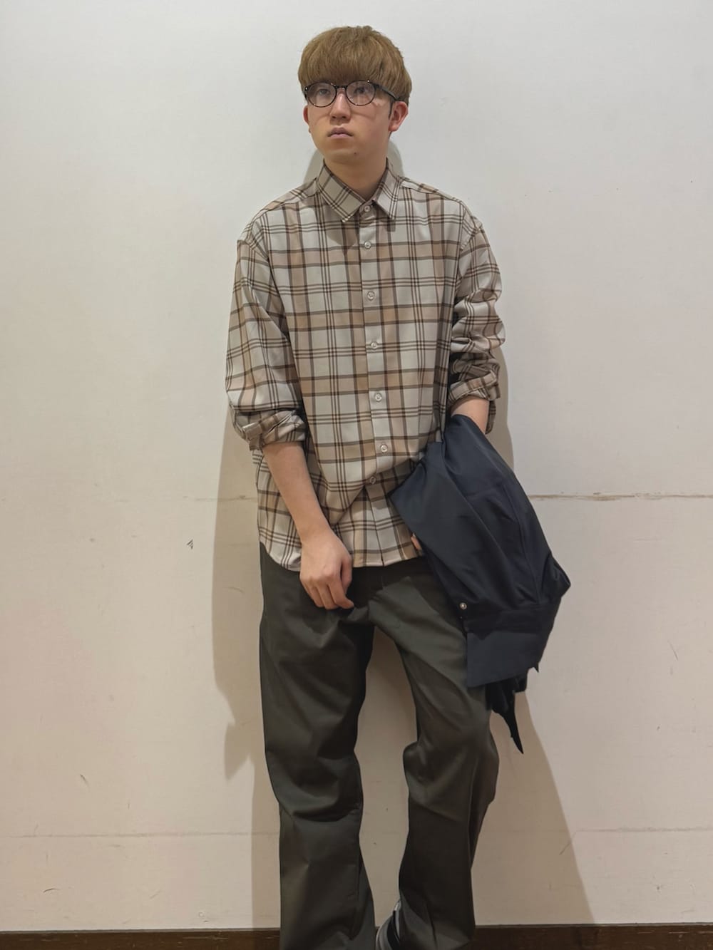 グリーン系のその他パンツ、グレー系のその他アウター、ベージュ系のシャツ/ブラウスを着用したメンズの春コーディネートの4枚目の写真