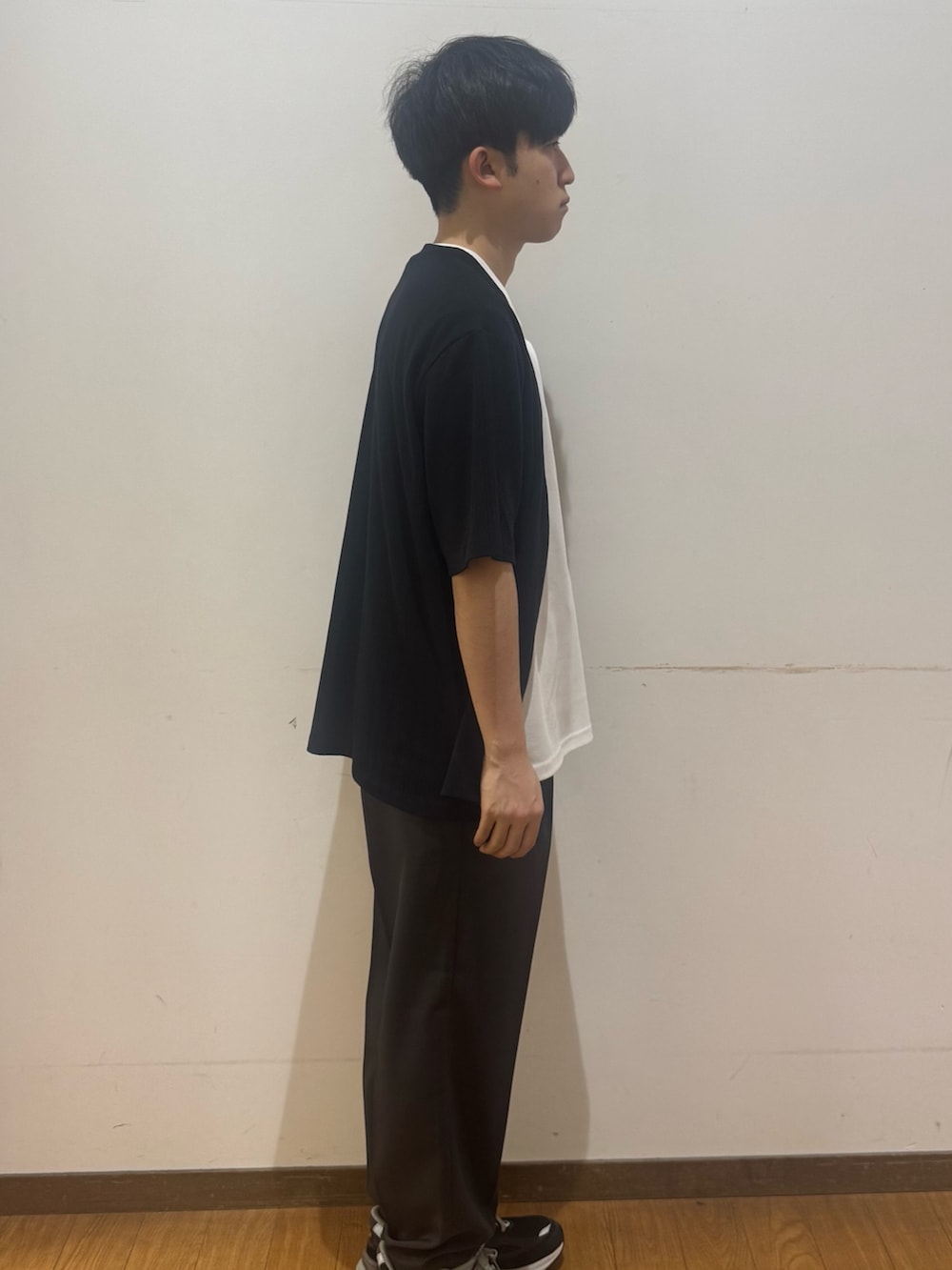 ブラック系のその他パンツ、ブラック系のTシャツ/カットソーを着用したメンズの春コーディネートの2枚目の写真