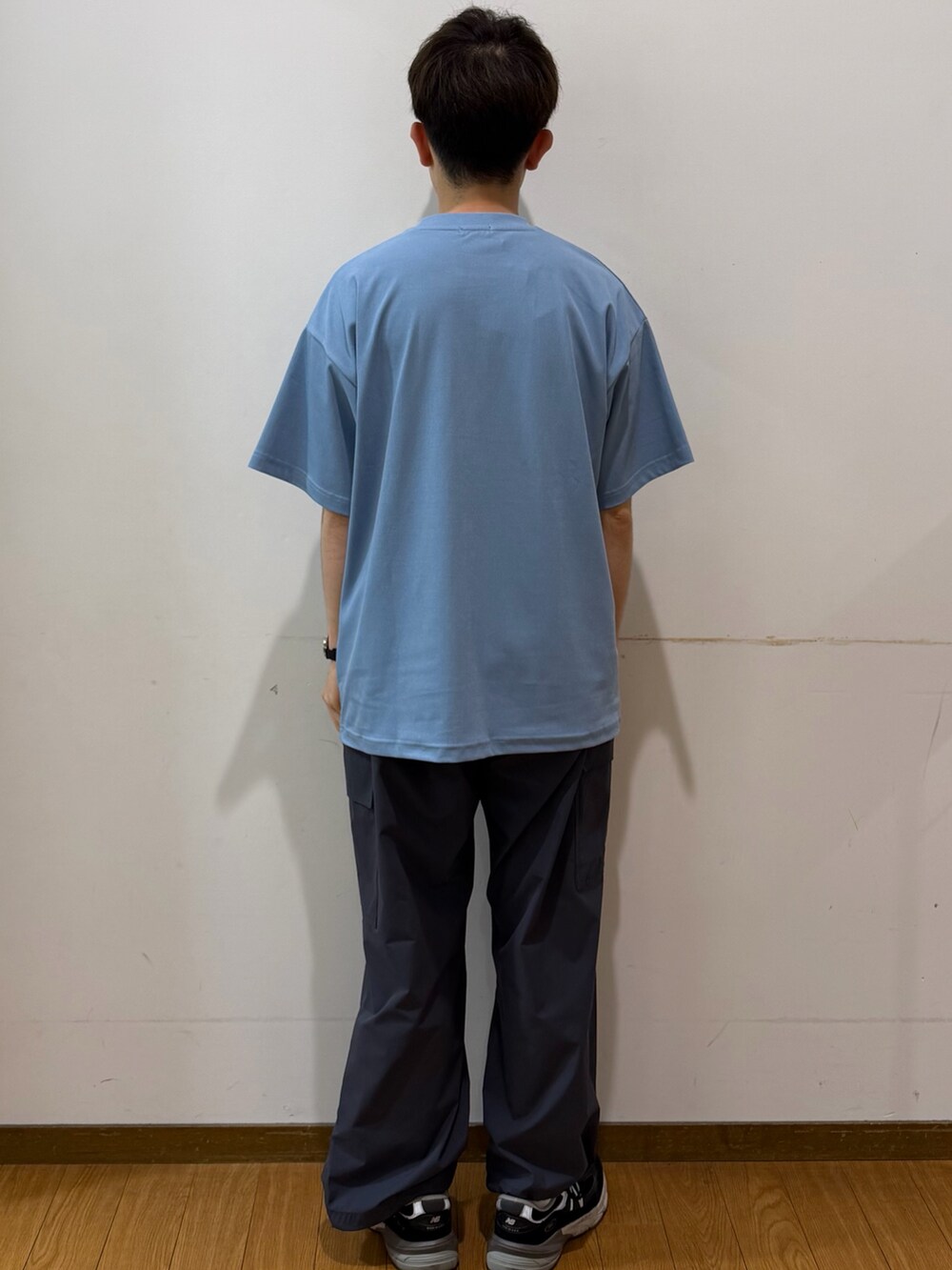 グレー系のその他パンツ、ブルー系のTシャツ/カットソーを着用したメンズの夏コーディネートの3枚目の写真