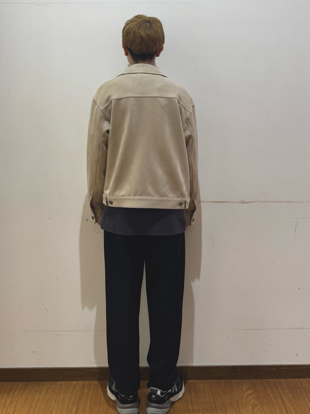 ブラック系のその他パンツ、ベージュ系のその他アウター、ブラック系のスウェットを着用したメンズの春コーディネートの3枚目の写真