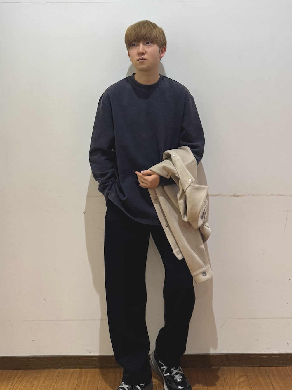 ブラック系のその他パンツ、ベージュ系のその他アウター、ブラック系のスウェットを着用したメンズの春コーディネートの4枚目の写真