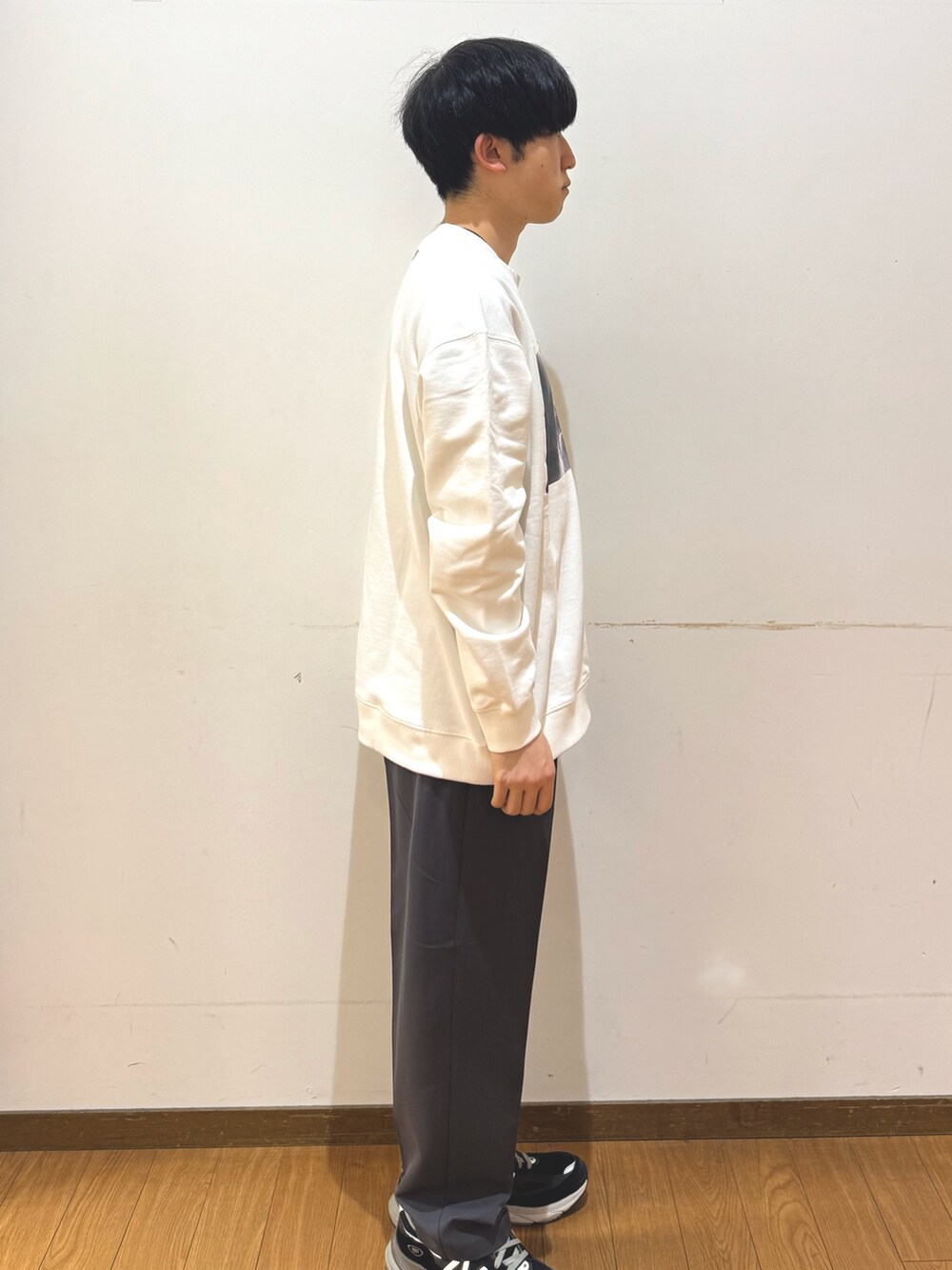 グレー系のその他パンツ、その他のスウェットを着用したメンズの冬コーディネートの2枚目の写真