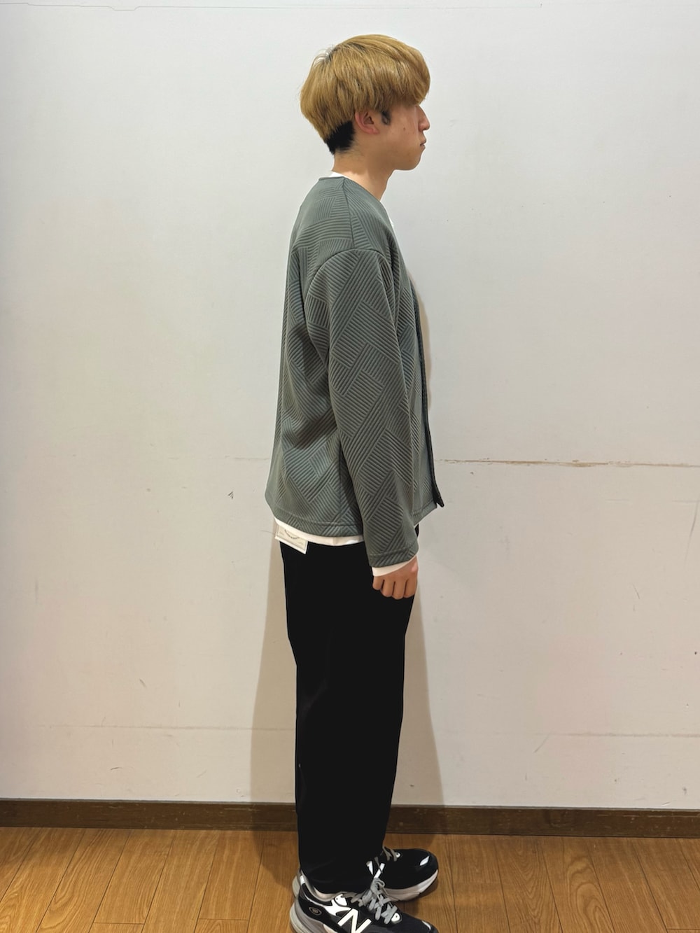 ブラック系のその他パンツ、グリーン系のカーディガン/ボレロを着用したメンズの春コーディネートの2枚目の写真