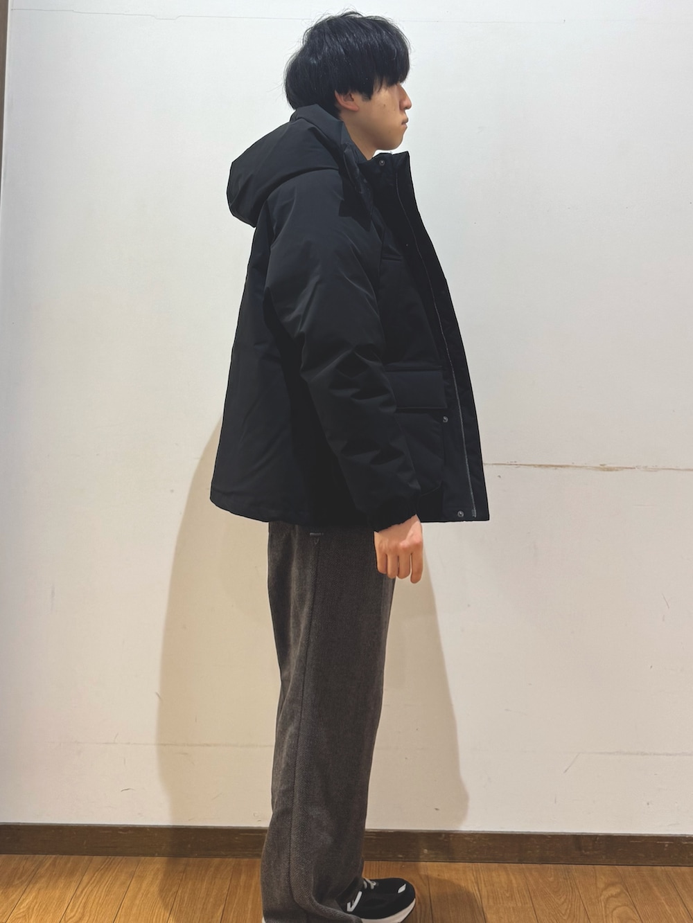 ブラウン系のその他パンツ、ブラック系のダウンジャケット/コート、レッド系のニット/セーターを着用したメンズの秋コーディネートの2枚目の写真