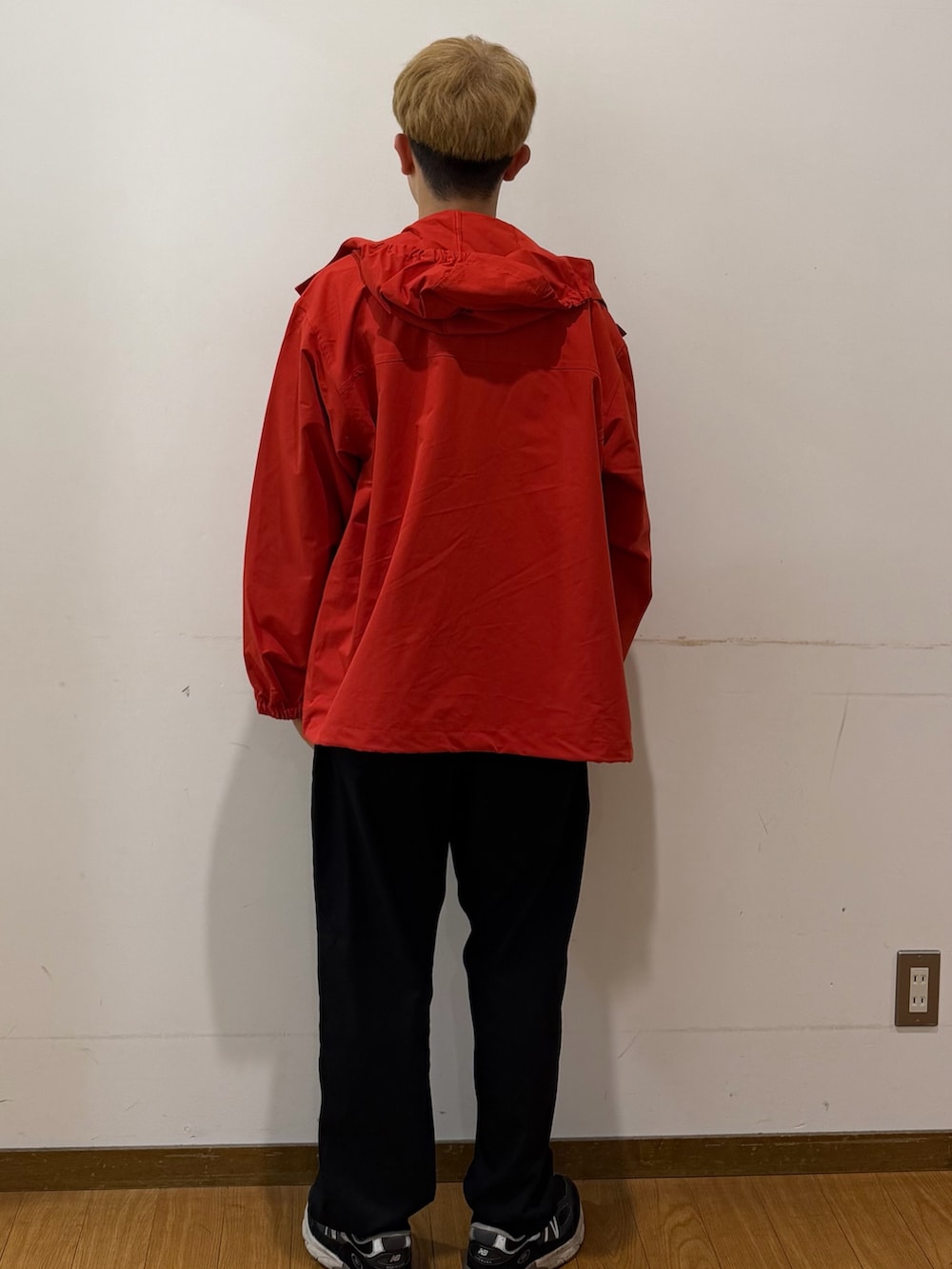 ブラック系のその他パンツ、ブラウン系のTシャツ/カットソー、レッド系のブルゾンを着用したメンズの秋コーディネートの3枚目の写真