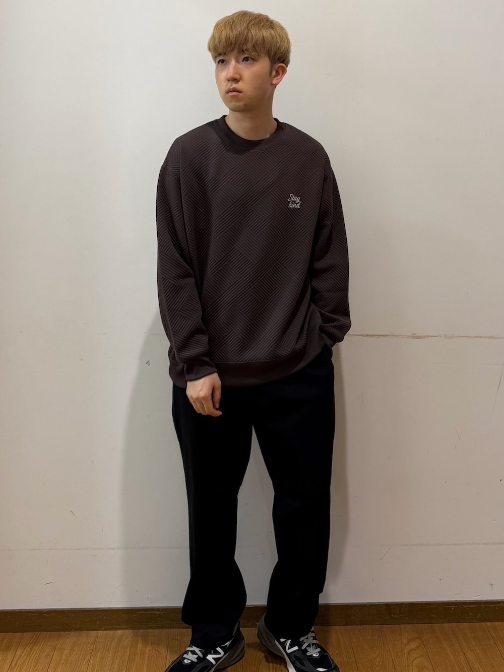 ブラック系のその他パンツ、ブラウン系のTシャツ/カットソー、レッド系のブルゾンを着用したメンズの秋コーディネートの4枚目の写真