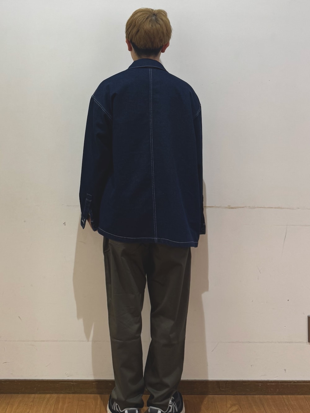 ブルー系のカバーオール、ホワイト系のスウェット、グリーン系のその他パンツを着用したメンズの春コーディネートの3枚目の写真