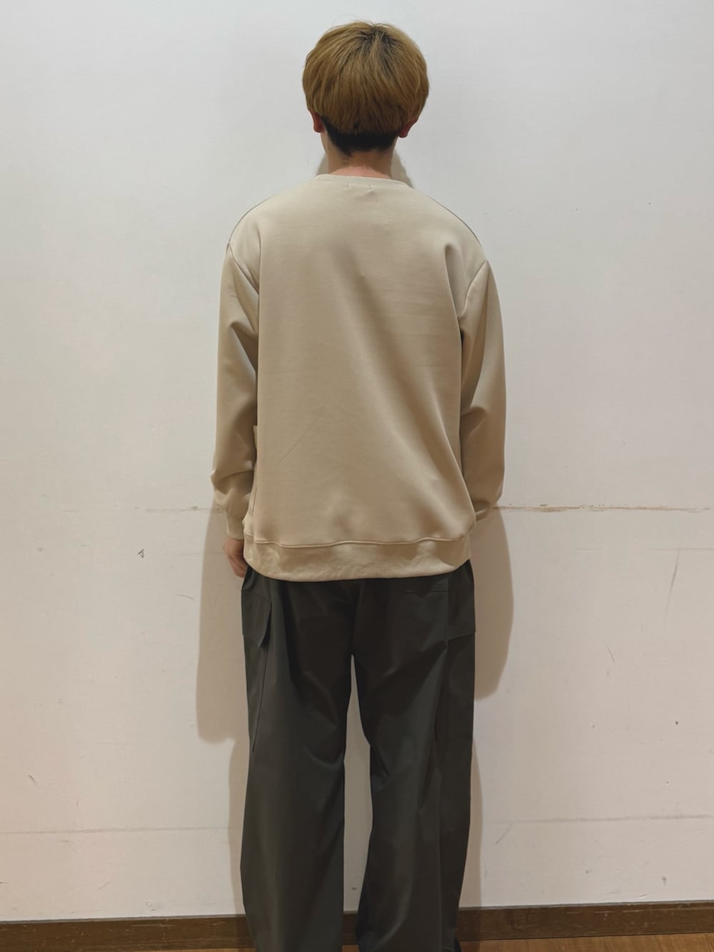 グリーン系のその他パンツ、ベージュ系のスウェットを着用したメンズの春コーディネートの3枚目の写真