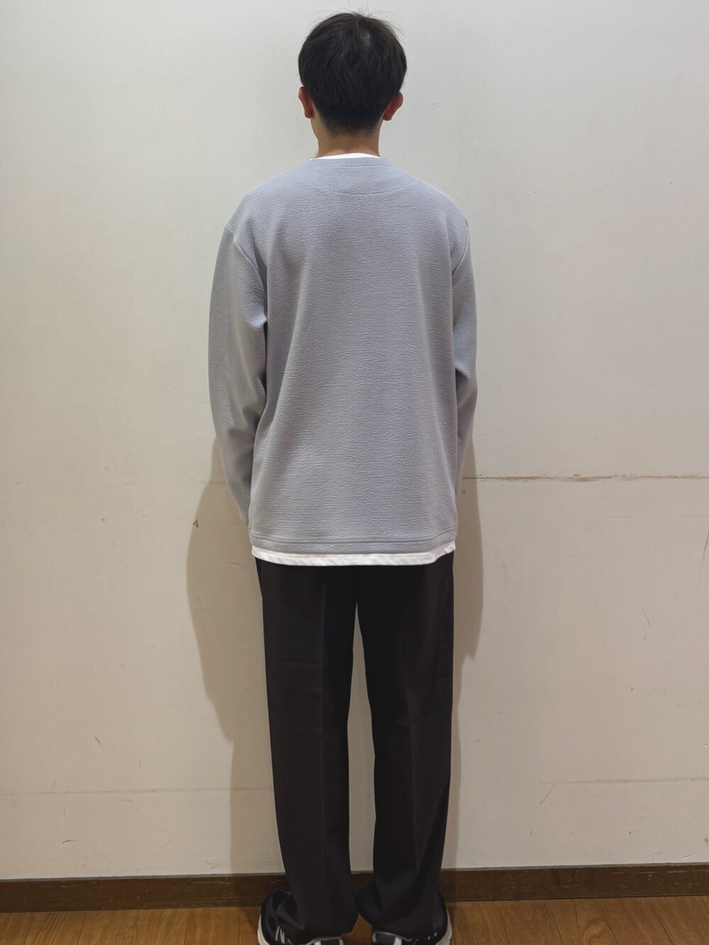 ブラック系のその他パンツ、グレー系のTシャツ/カットソーを着用したメンズの春コーディネートの3枚目の写真