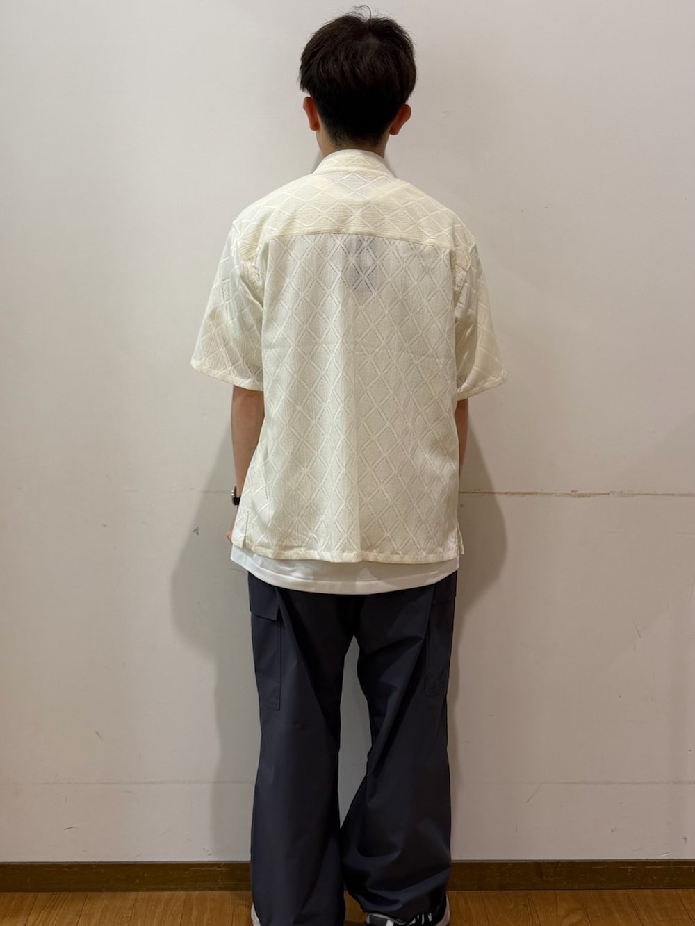 グレー系のその他パンツ、ホワイト系のシャツ/ブラウス、ホワイト系のTシャツ/カットソーを着用したメンズの夏コーディネートの3枚目の写真