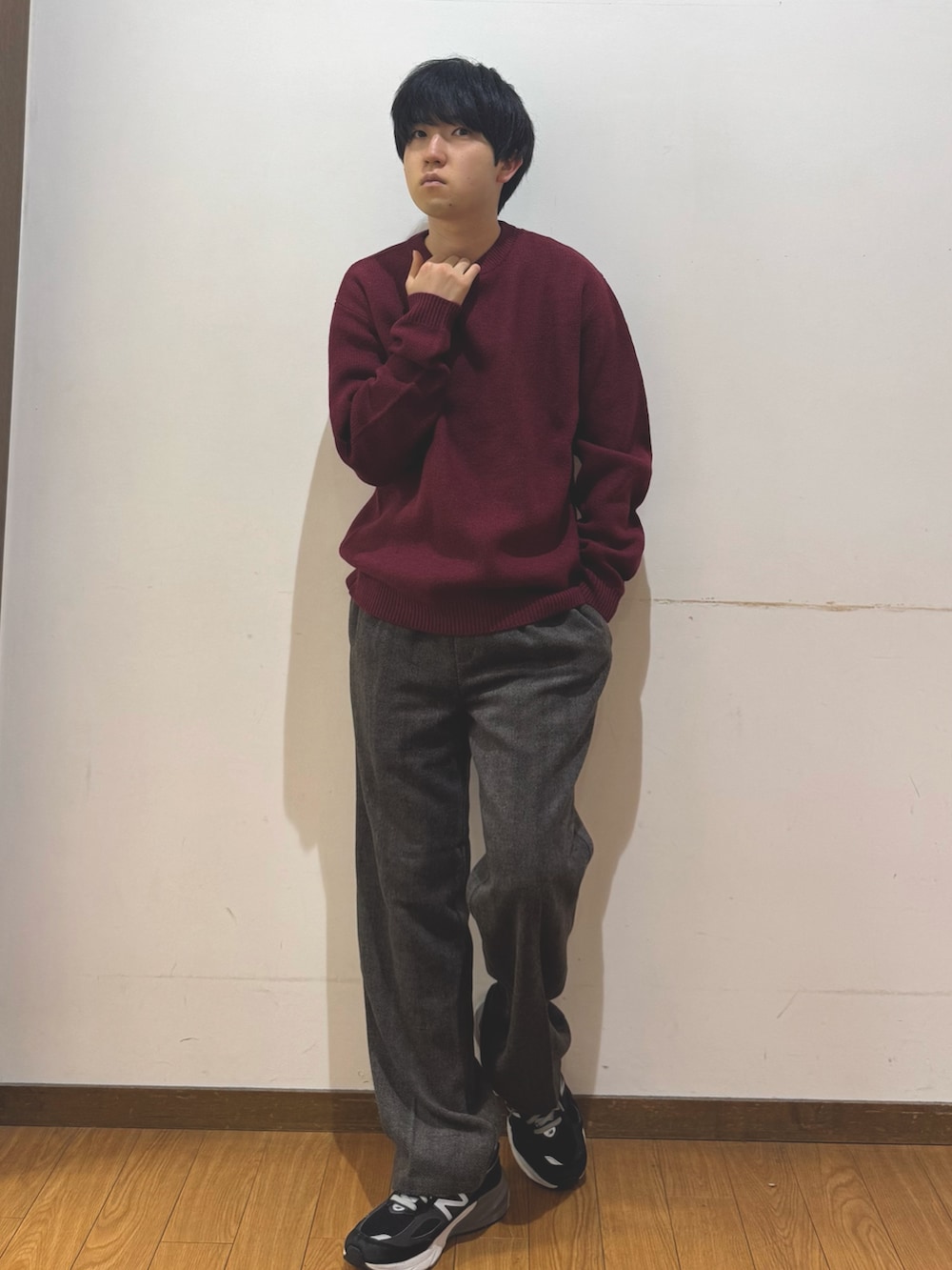 ブラウン系のその他パンツ、ブラック系のダウンジャケット/コート、レッド系のニット/セーターを着用したメンズの秋コーディネートの4枚目の写真