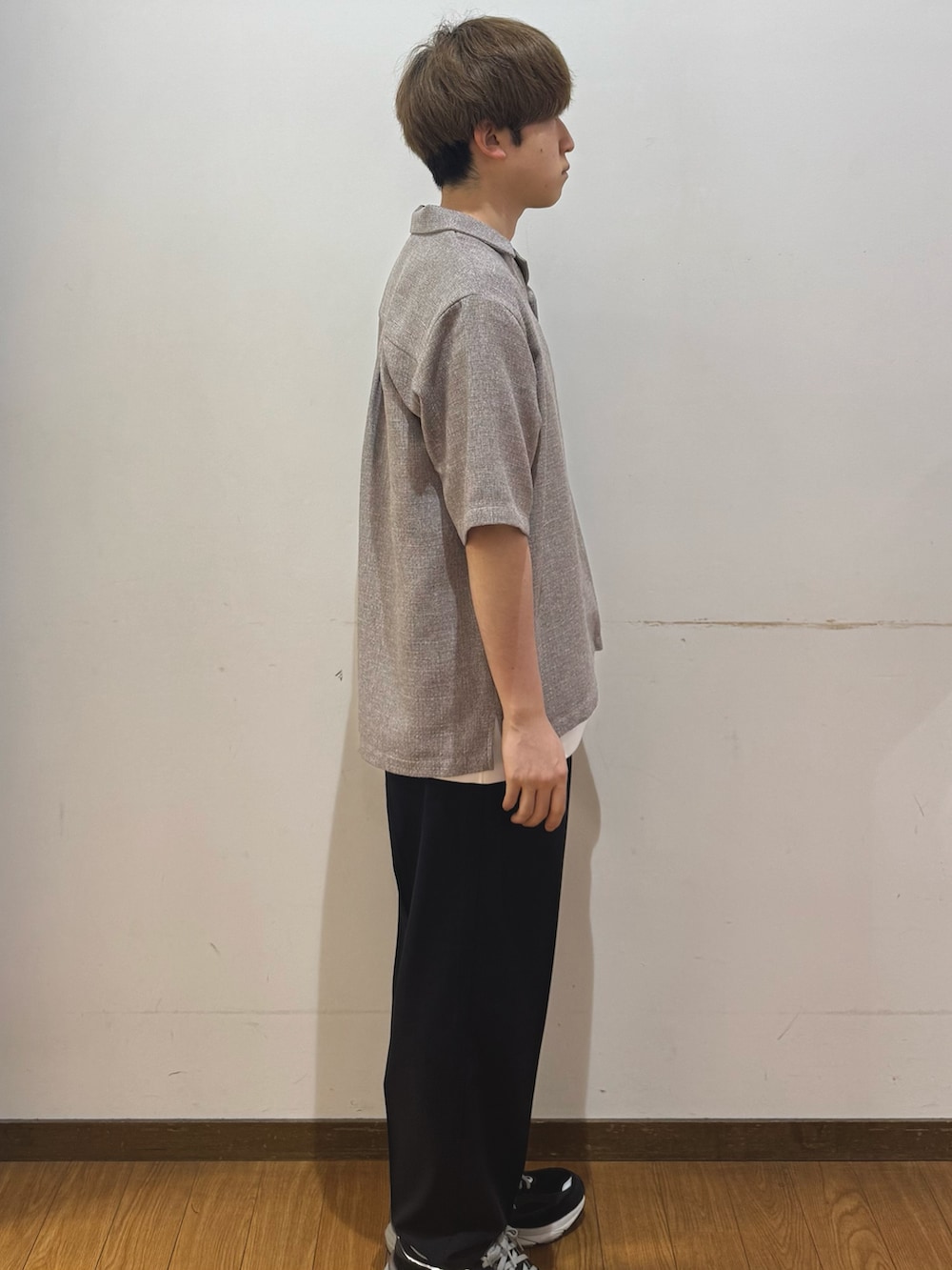 ブラック系のその他パンツ、ブラウン系のシャツ/ブラウスを着用したメンズの春コーディネートの2枚目の写真
