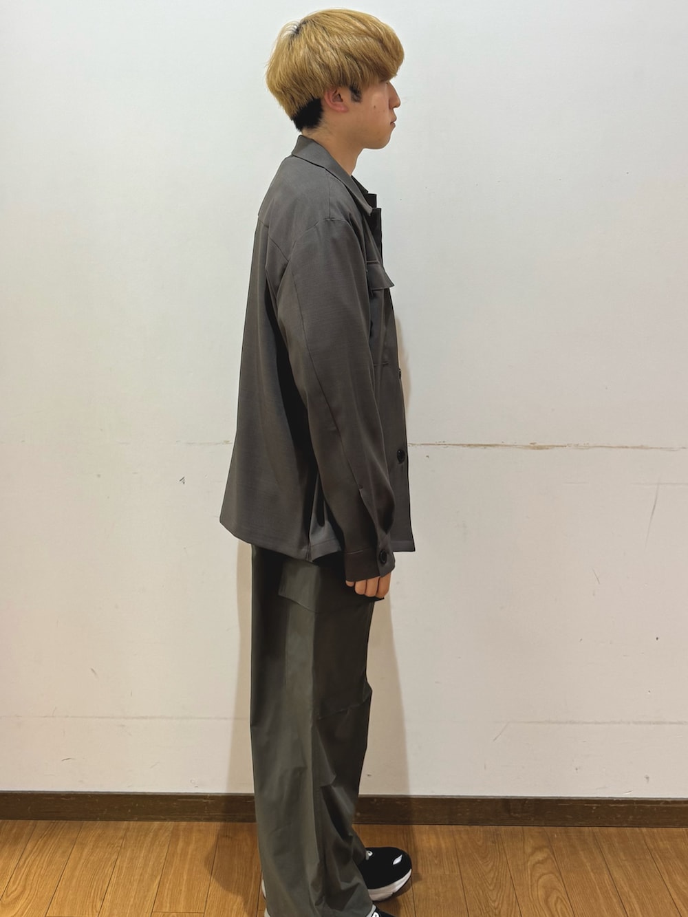 グリーン系のその他パンツ、ホワイト系のスウェット、グリーン系のその他アウターを着用したメンズの春コーディネートの2枚目の写真