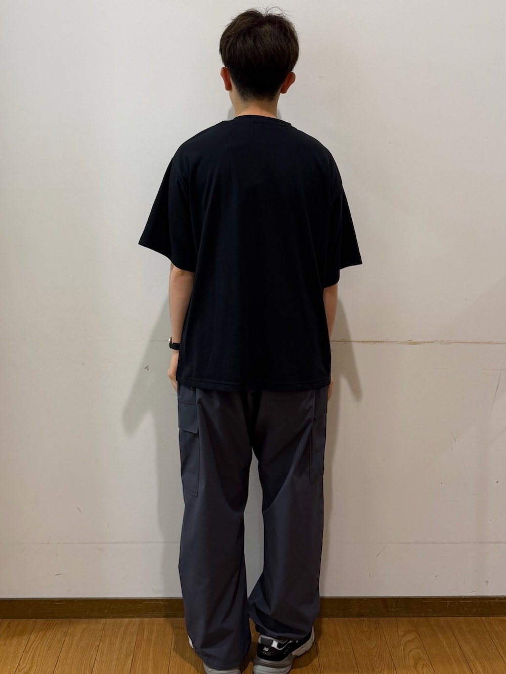 グレー系のその他パンツ、ブラック系のTシャツ/カットソーを着用したメンズの夏コーディネートの3枚目の写真