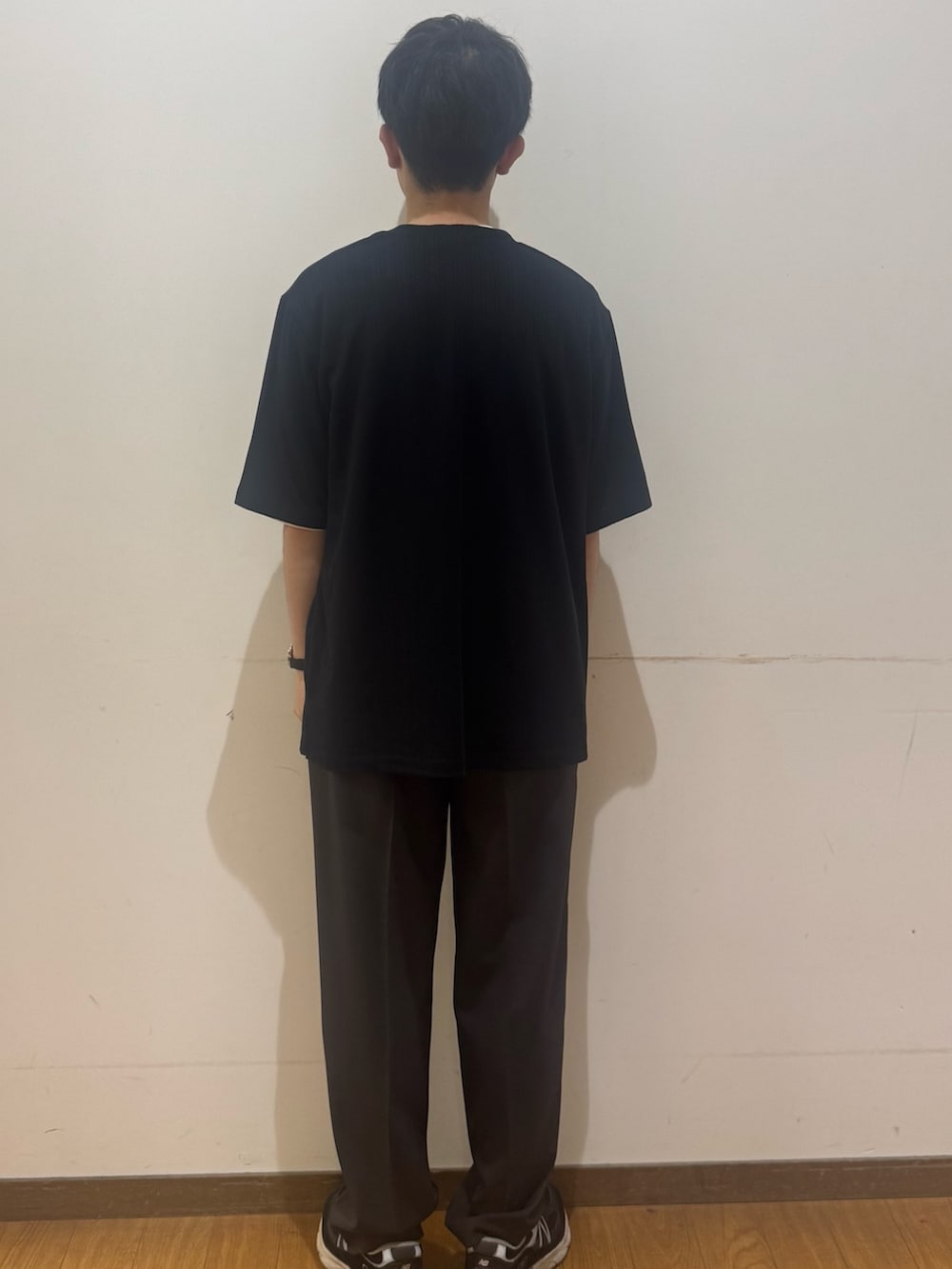 ブラック系のその他パンツ、ブラック系のTシャツ/カットソーを着用したメンズの春コーディネートの3枚目の写真