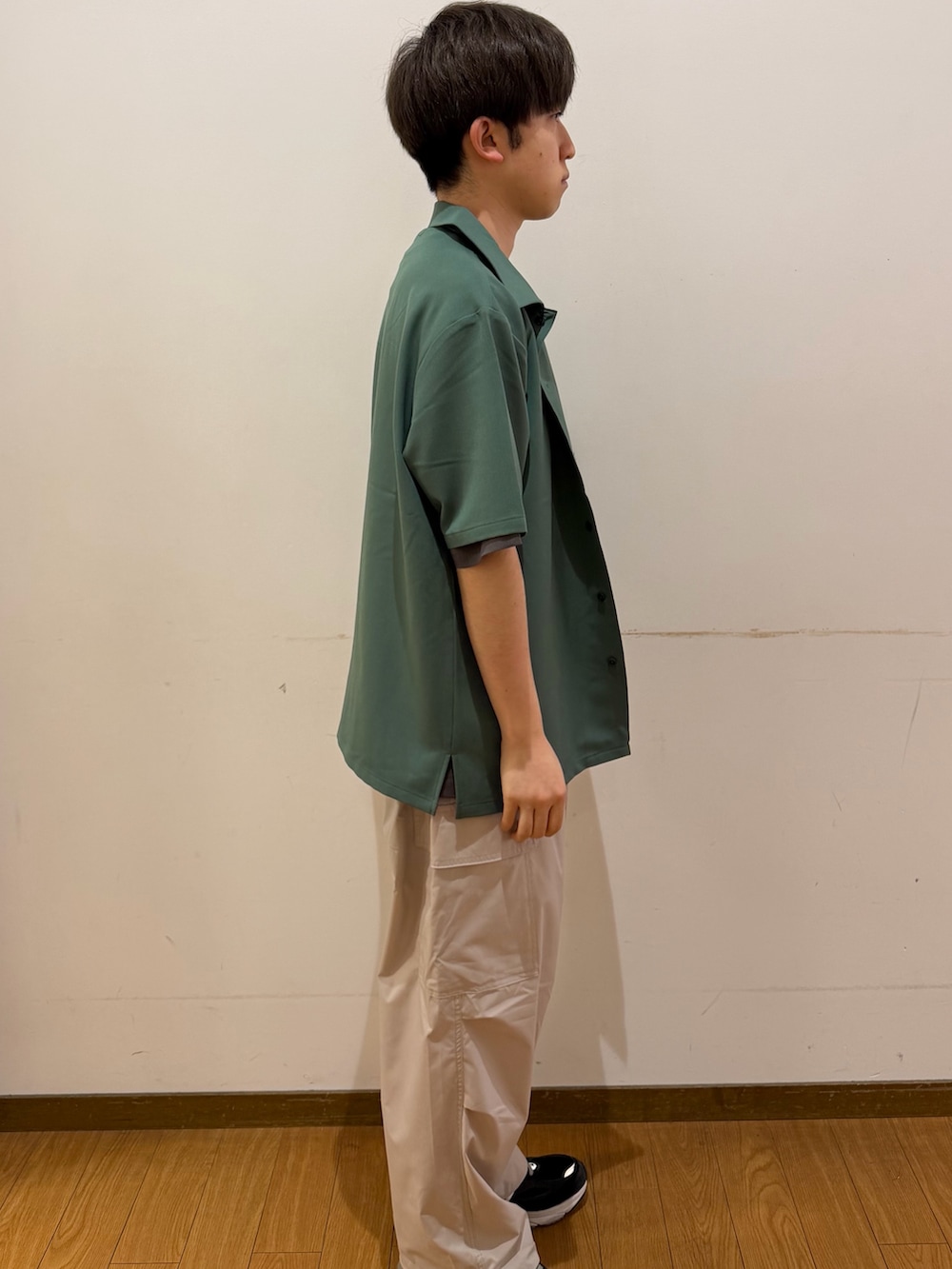 ホワイト系のその他パンツ、グレー系のTシャツ/カットソー、グリーン系のシャツ/ブラウスを着用したメンズの夏コーディネートの2枚目の写真