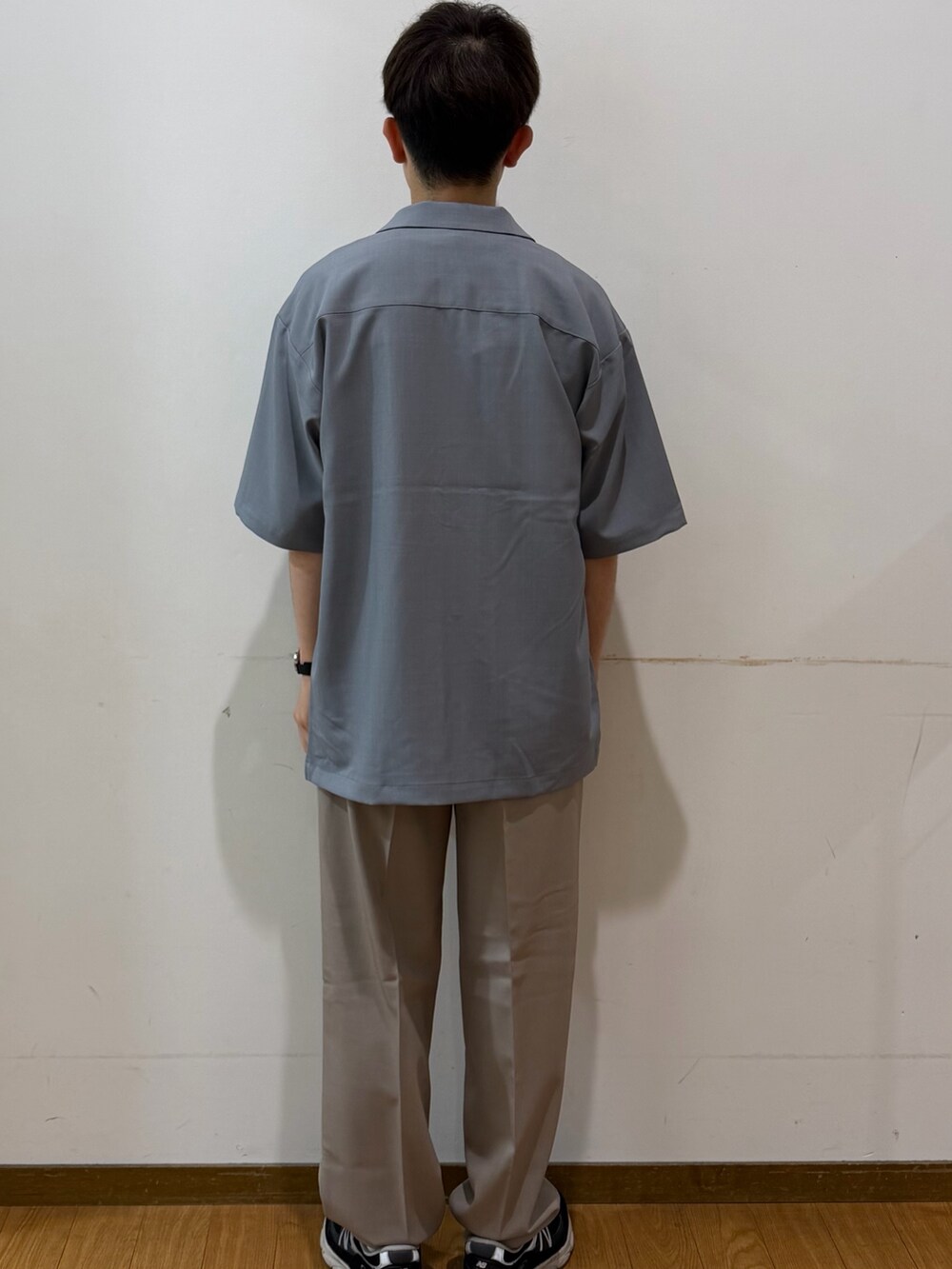 ベージュ系のその他パンツ、グレー系のシャツ/ブラウス、ブラック系のTシャツ/カットソーを着用したメンズの夏コーディネートの3枚目の写真