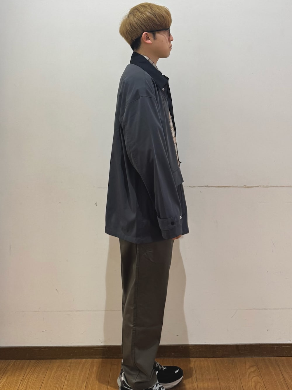 グリーン系のその他パンツ、グレー系のその他アウター、ベージュ系のシャツ/ブラウスを着用したメンズの春コーディネートの2枚目の写真