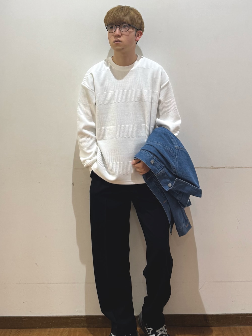 ブラック系のその他パンツ、ホワイト系のスウェット、ブルー系のデニムジャケットを着用したメンズの春コーディネートの4枚目の写真