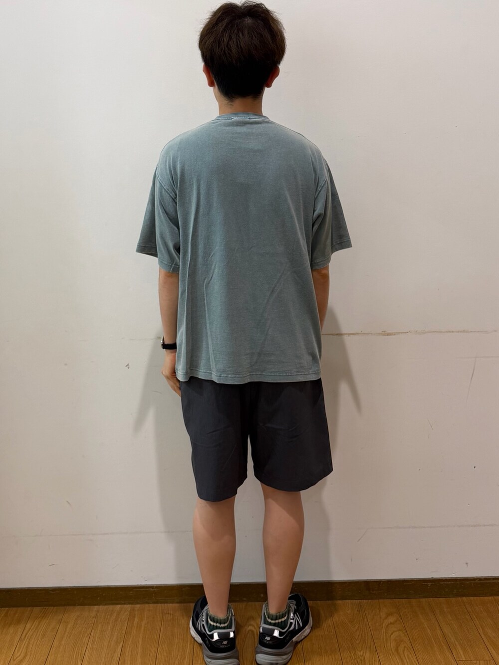 ブラック系のその他パンツ、グリーン系のTシャツ/カットソーを着用したメンズの夏コーディネートの3枚目の写真