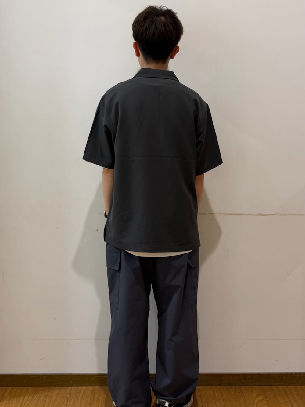 グレー系のその他パンツ、グレー系のシャツ/ブラウスを着用したメンズの夏コーディネートの3枚目の写真