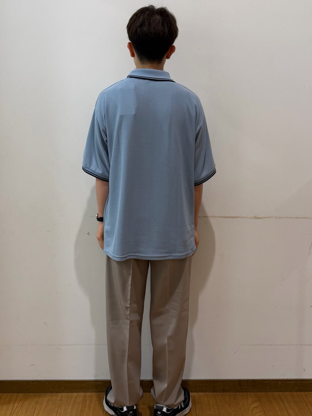 ベージュ系のその他パンツ、ブルー系のポロシャツを着用したメンズの夏コーディネートの3枚目の写真