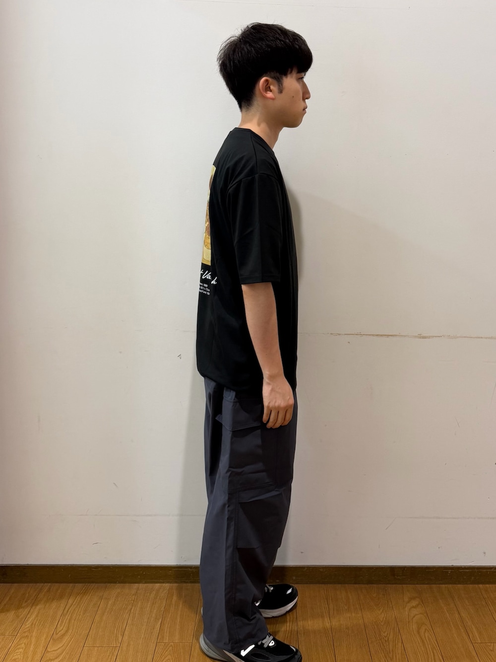 グレー系のその他パンツ、その他のTシャツ/カットソーを着用したメンズの夏コーディネートの2枚目の写真