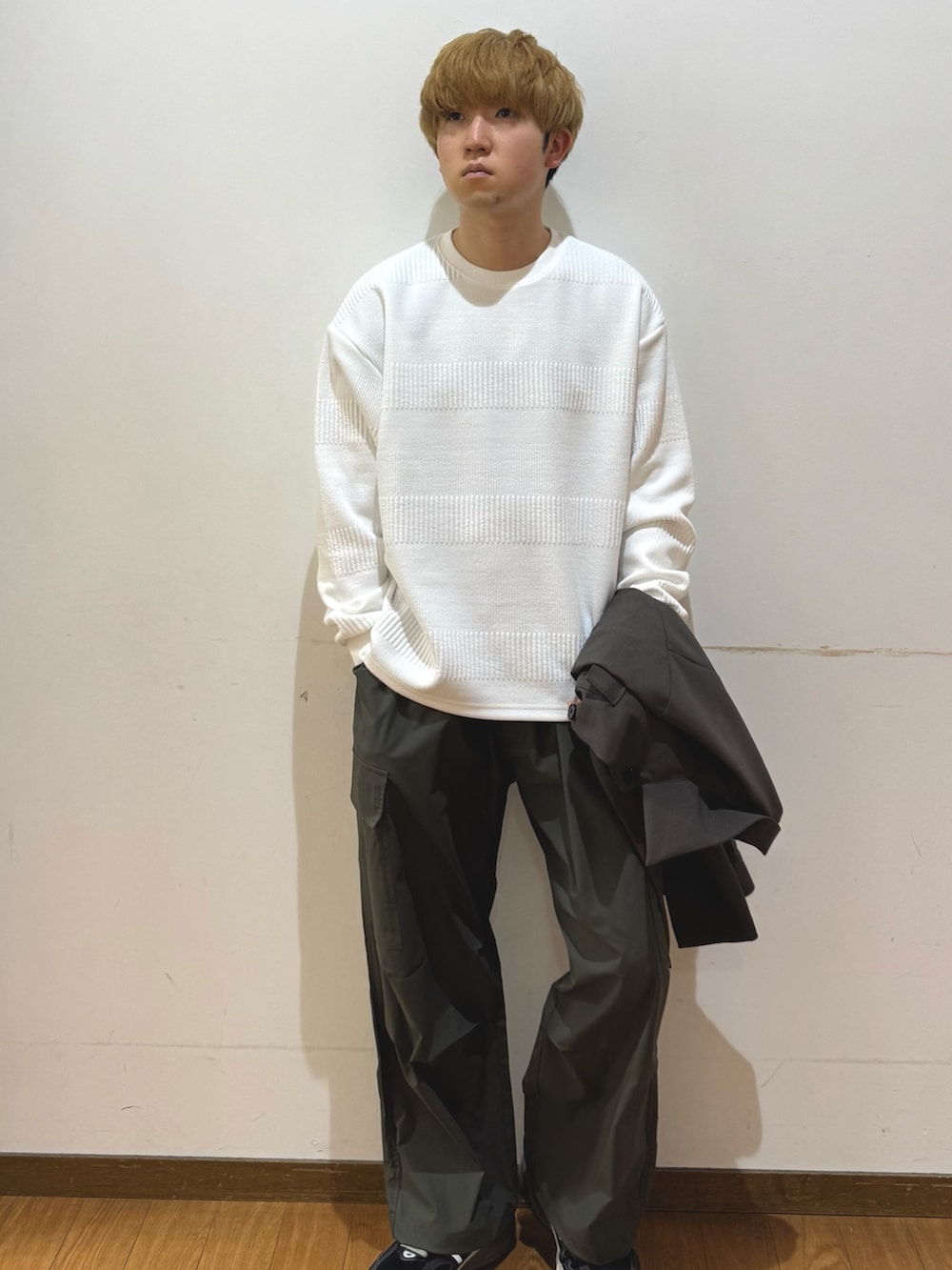 グリーン系のその他パンツ、ホワイト系のスウェット、グリーン系のその他アウターを着用したメンズの春コーディネートの4枚目の写真