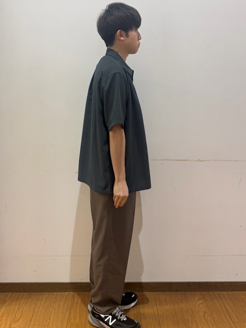 グリーン系のその他パンツ、ブルー系のシャツ/ブラウス、その他のTシャツ/カットソーを着用したメンズの夏コーディネートの2枚目の写真