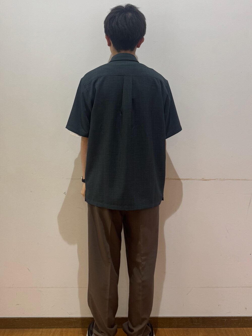 グリーン系のその他パンツ、ブルー系のシャツ/ブラウス、その他のTシャツ/カットソーを着用したメンズの夏コーディネートの3枚目の写真