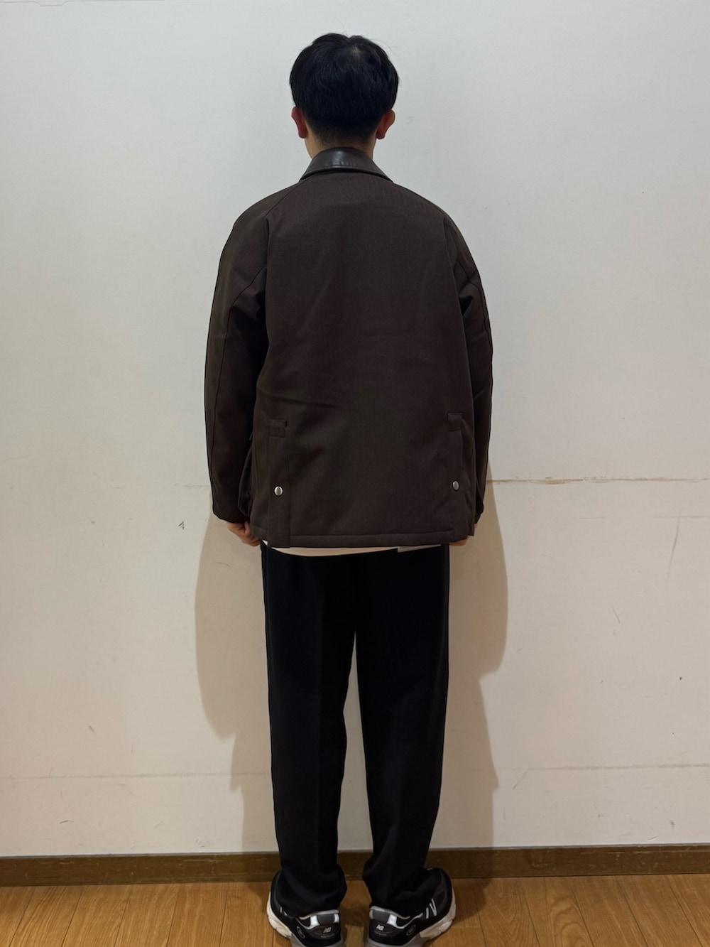 ブラック系のその他パンツ、ブラウン系のダウンジャケット/コート、その他のスウェットを着用したメンズの冬コーディネートの3枚目の写真