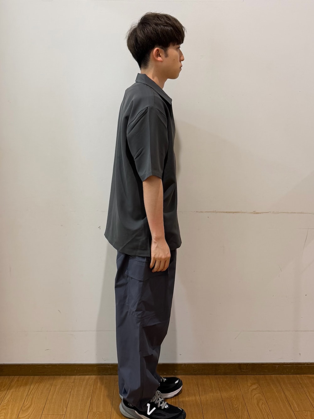 グレー系のその他パンツ、グレー系のシャツ/ブラウスを着用したメンズの夏コーディネートの2枚目の写真
