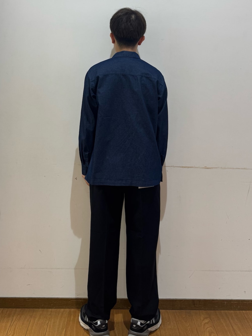 ブルー系のシャツ/ブラウス、ブラック系のその他パンツを着用したメンズの春コーディネートの2枚目の写真