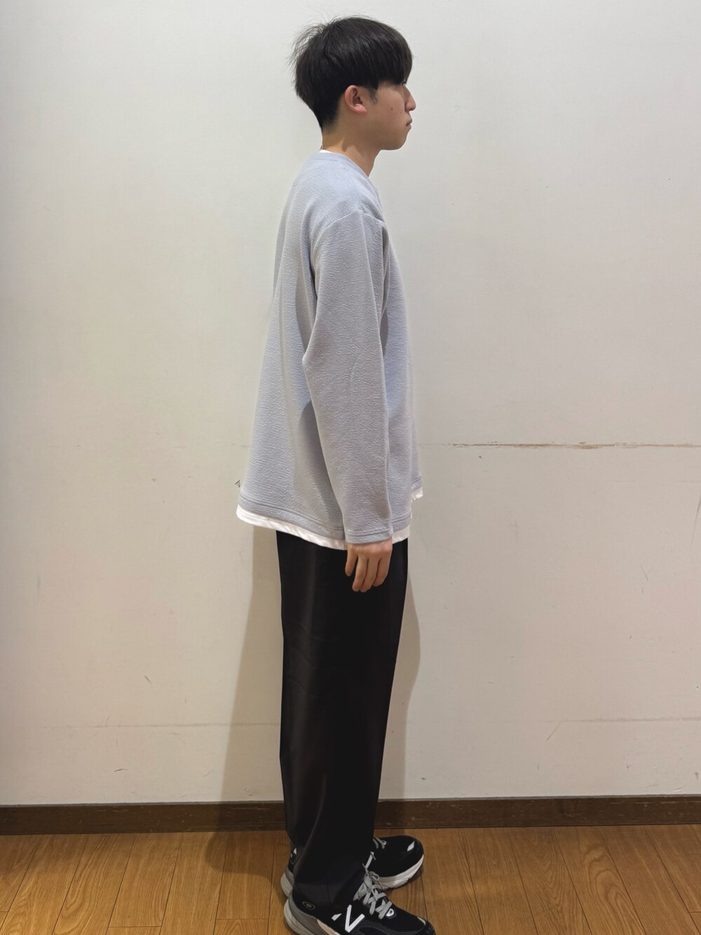 ブラック系のその他パンツ、グレー系のTシャツ/カットソーを着用したメンズの春コーディネートの2枚目の写真