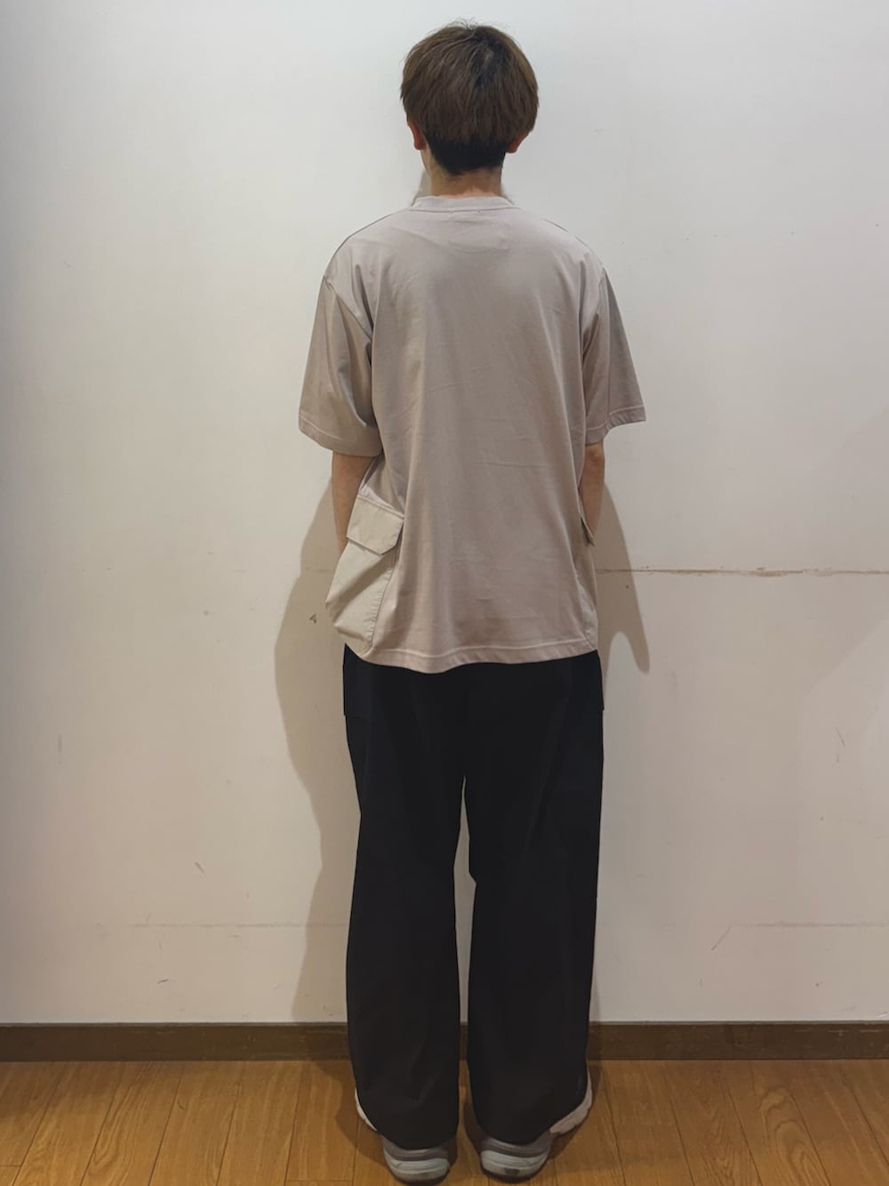 ブラック系のその他パンツ、ベージュ系のTシャツ/カットソーを着用したメンズの春コーディネートの3枚目の写真