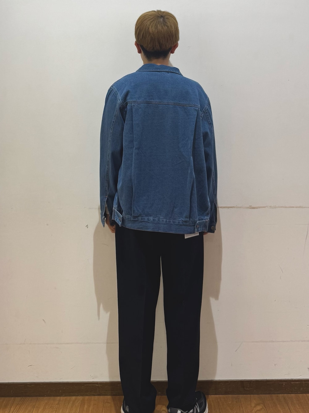 ブラック系のその他パンツ、ホワイト系のスウェット、ブルー系のデニムジャケットを着用したメンズの春コーディネートの3枚目の写真