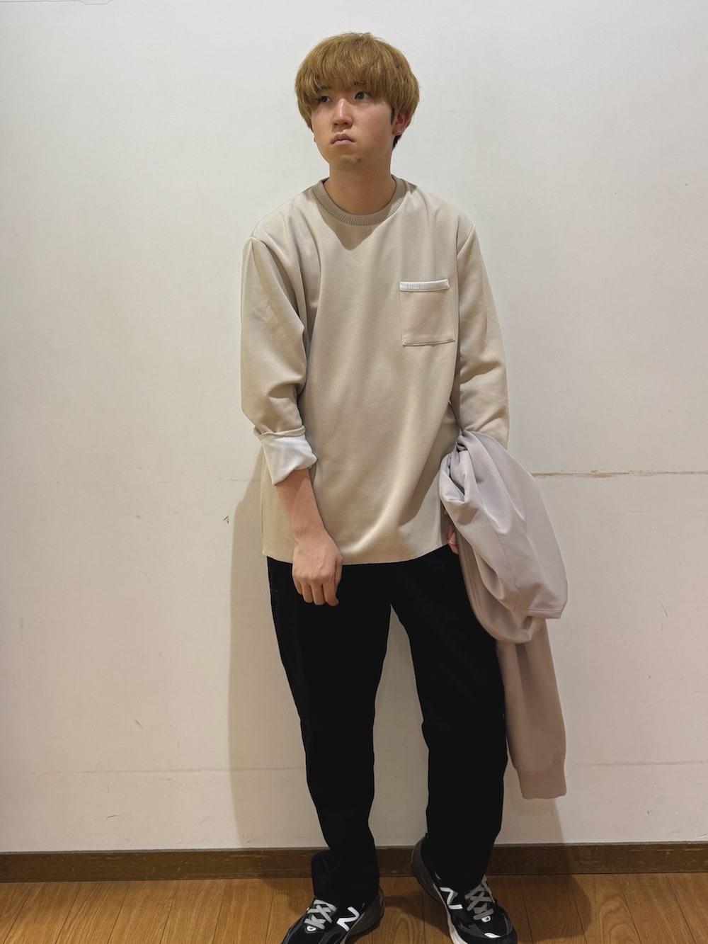 ブラック系のその他パンツ、ベージュ系のブルゾン、ベージュ系のTシャツ/カットソーを着用したメンズの春コーディネートの4枚目の写真