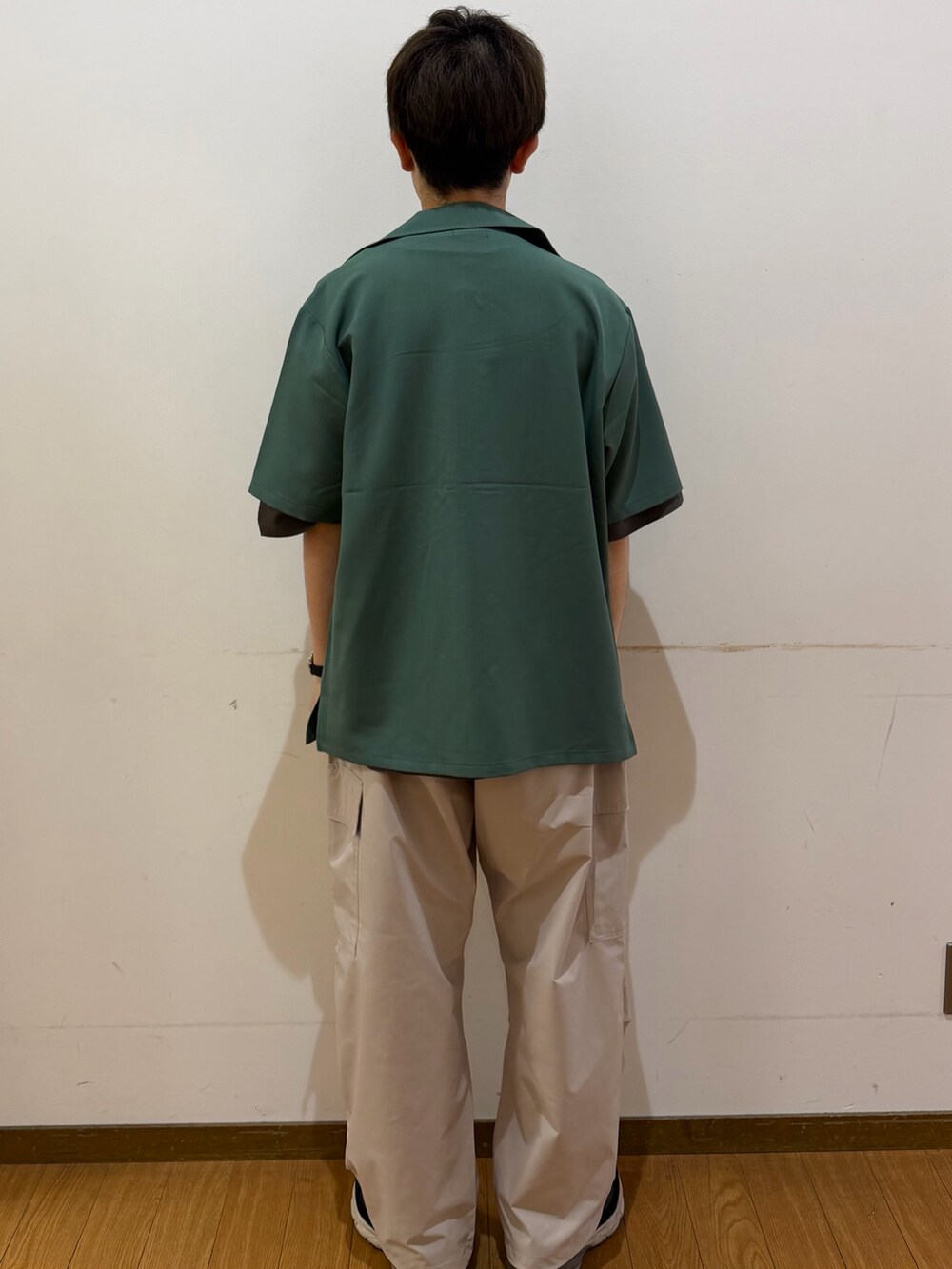 ホワイト系のその他パンツ、グレー系のTシャツ/カットソー、グリーン系のシャツ/ブラウスを着用したメンズの夏コーディネートの3枚目の写真