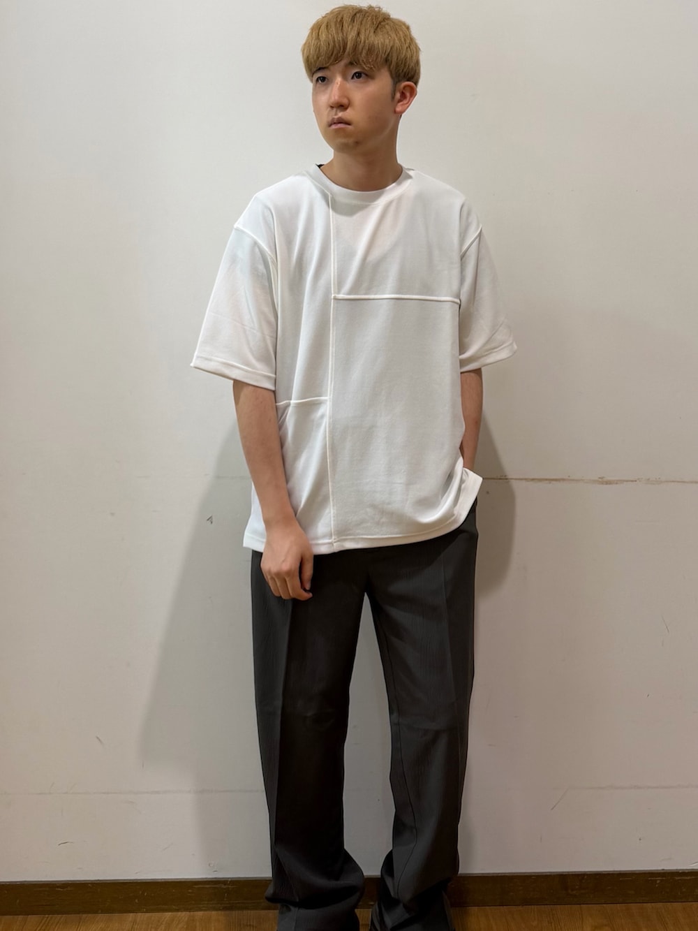 グリーン系のシャツ/ブラウス、グリーン系のその他パンツ、ホワイト系のTシャツ/カットソーを着用したメンズの秋コーディネートの4枚目の写真