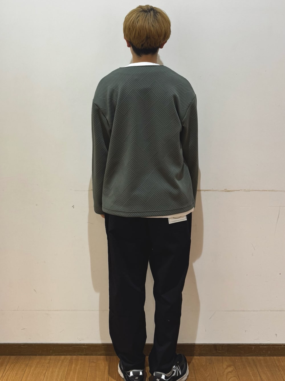 ブラック系のその他パンツ、グリーン系のカーディガン/ボレロを着用したメンズの春コーディネートの3枚目の写真