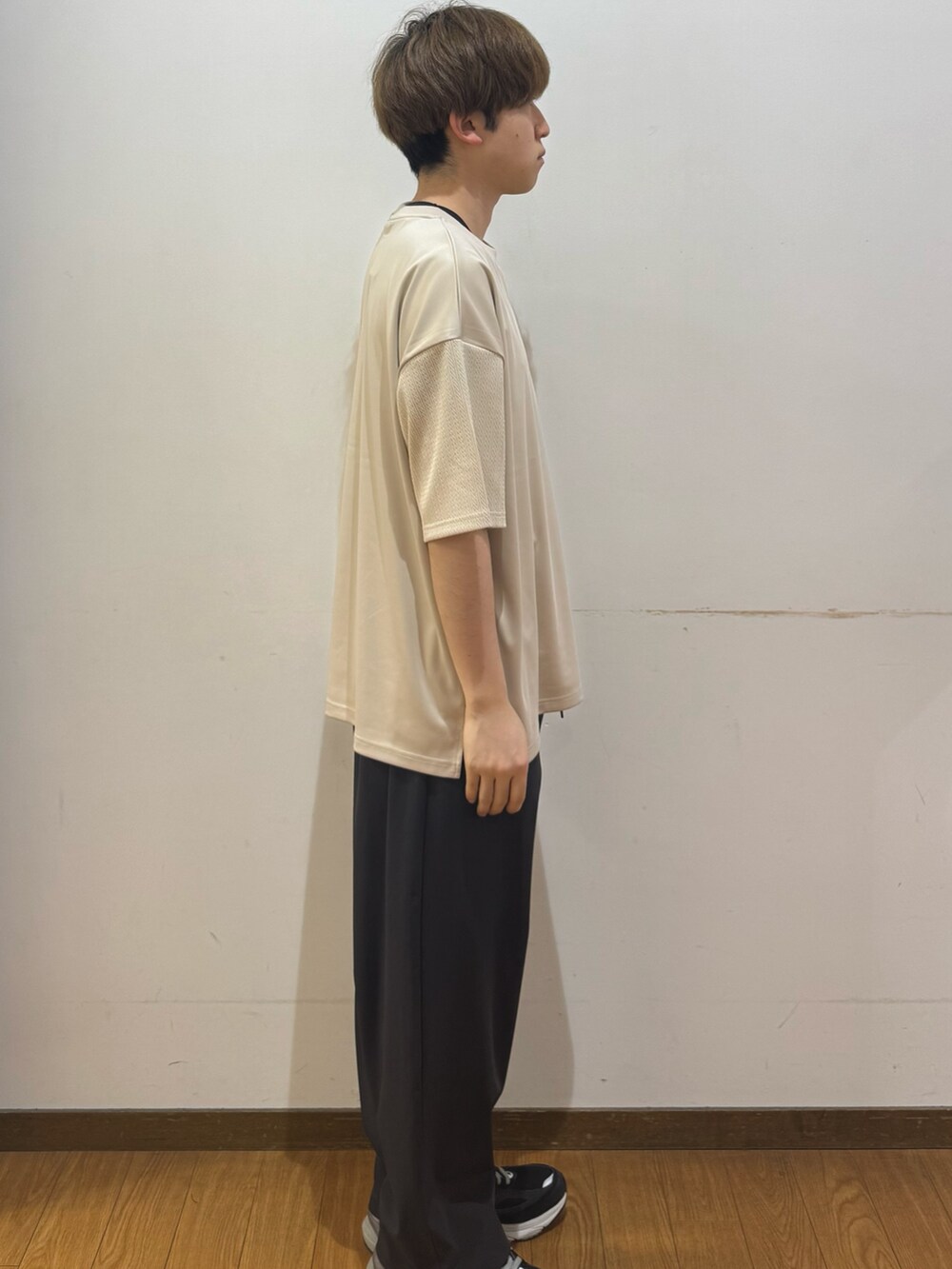 グレー系のその他パンツ、ホワイト系のTシャツ/カットソーを着用したメンズの春コーディネートの2枚目の写真