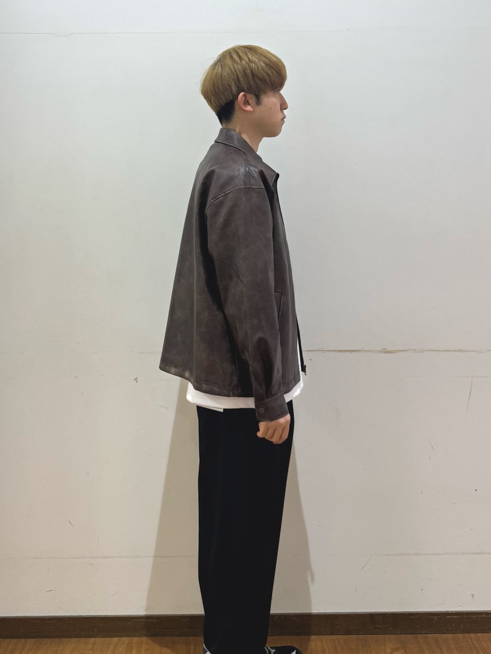 ブラック系のその他パンツ、ブラック系のブルゾン、ホワイト系のスウェットを着用したメンズの春コーディネートの2枚目の写真